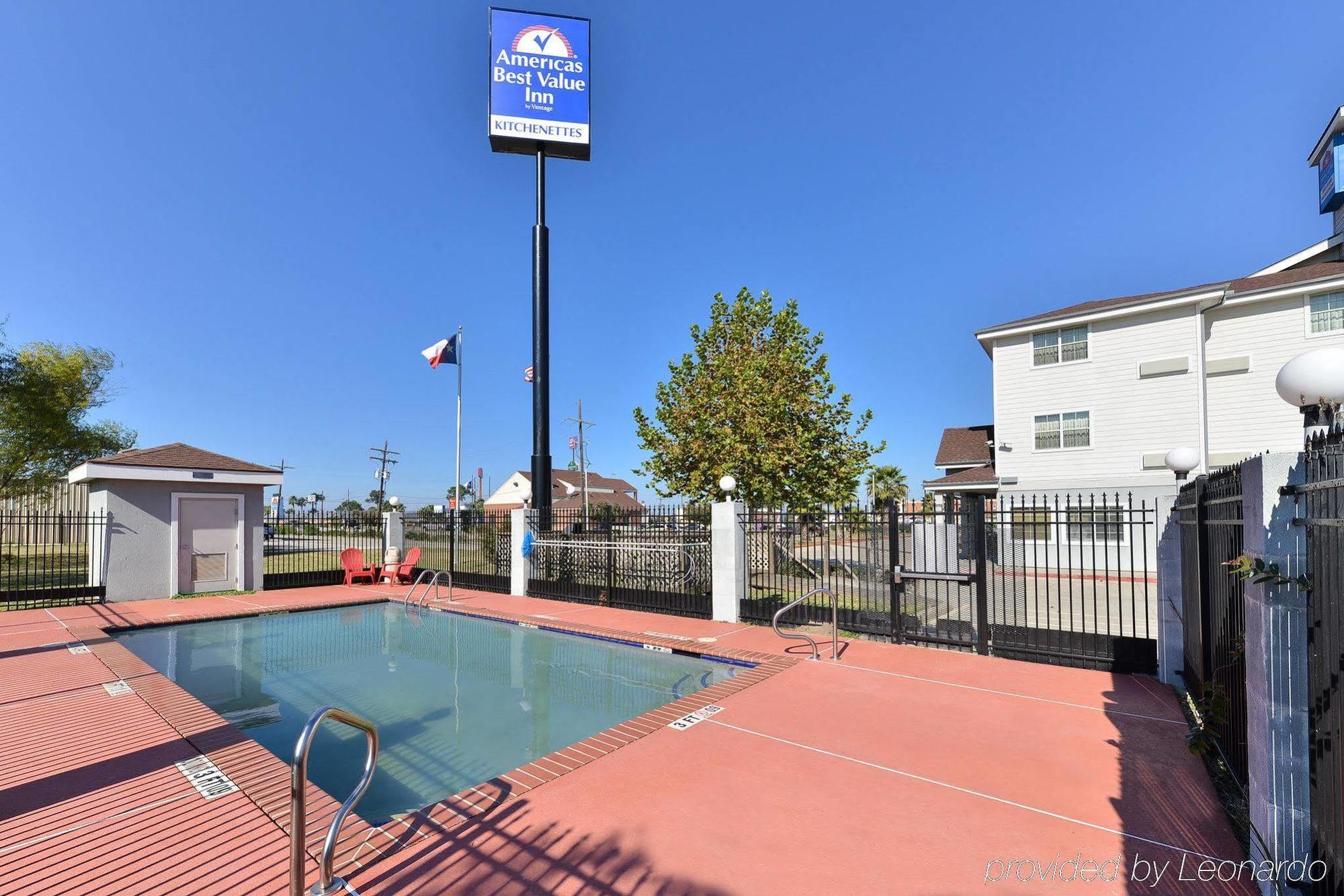 Americas Best Value Inn & Suites-Winnie Zewnętrze zdjęcie