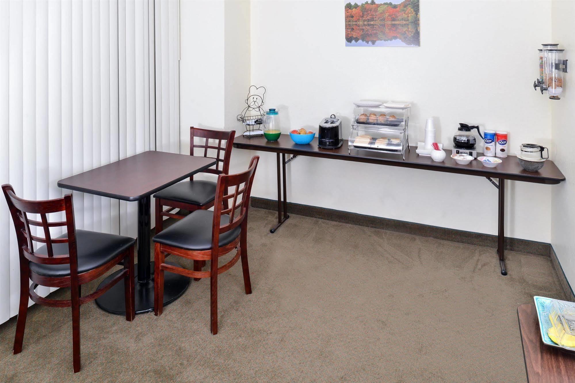 Americas Best Value Inn & Suites-Winnie Zewnętrze zdjęcie
