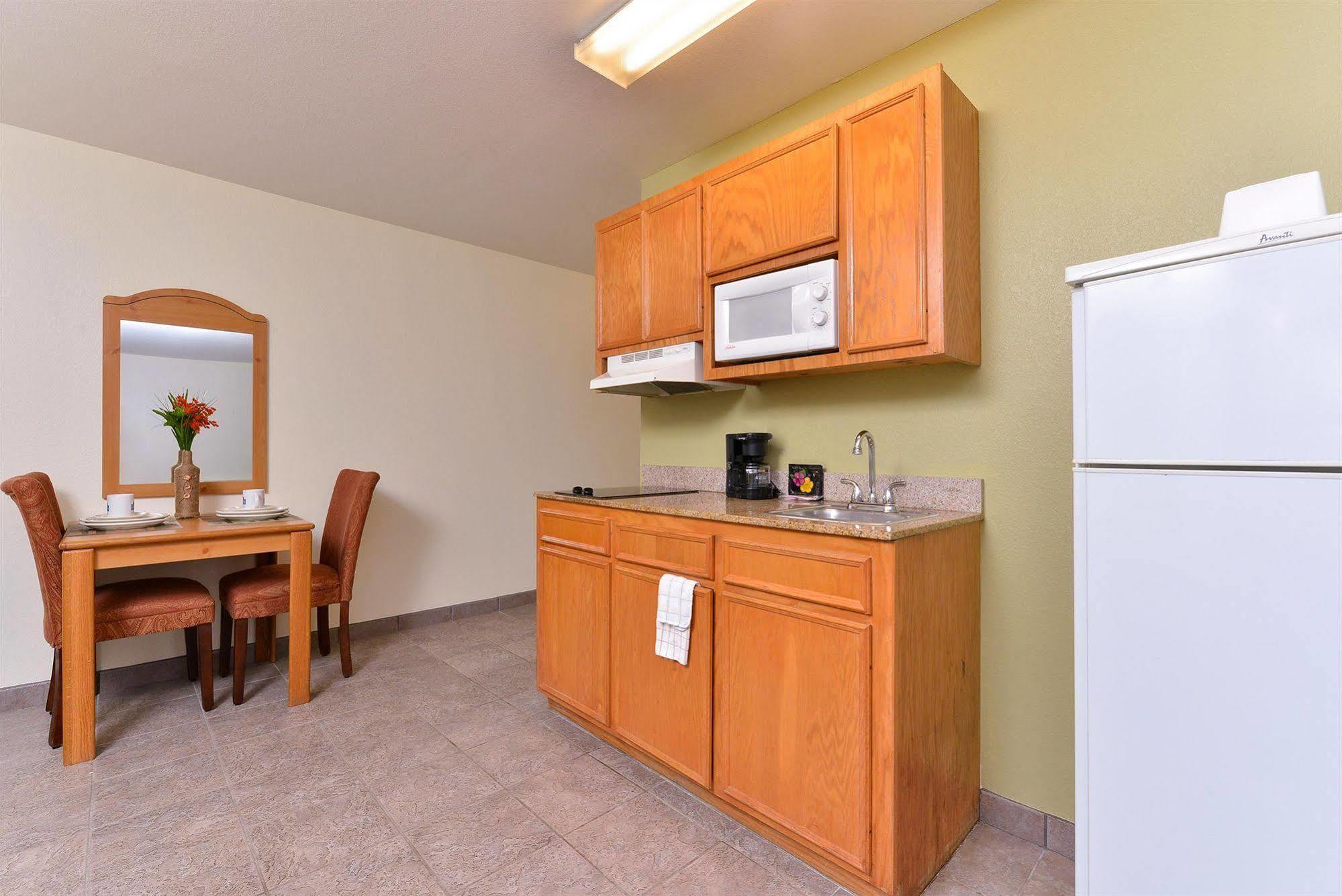Americas Best Value Inn & Suites-Winnie Zewnętrze zdjęcie