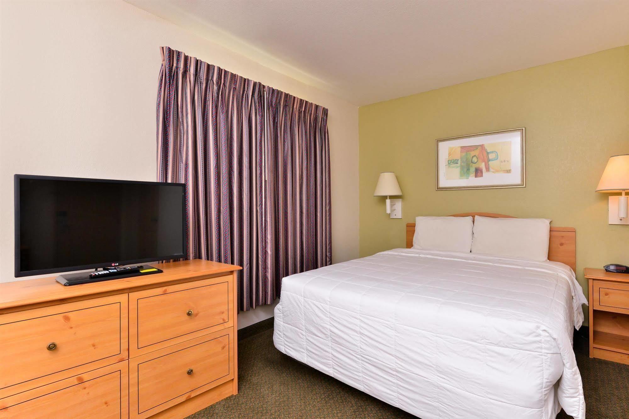 Americas Best Value Inn & Suites-Winnie Zewnętrze zdjęcie